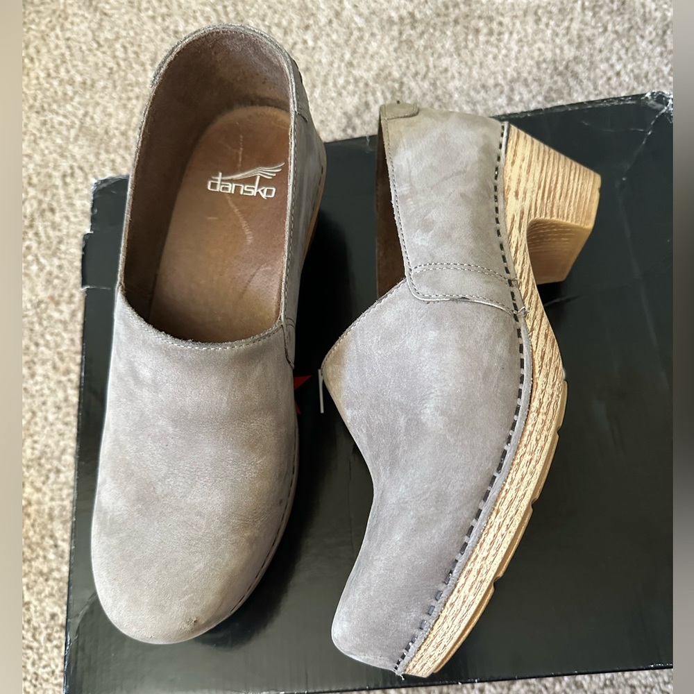 Dansko taupe suede clogs 39 8.5 9